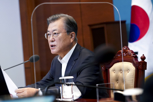문재인 대통령이 6일 오전 청와대에서 국무회의를 주재하고 있다.  연합뉴스